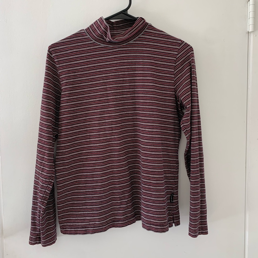Black white red striped Woolrich turtleneck tee. Soft and stretchy. Size M